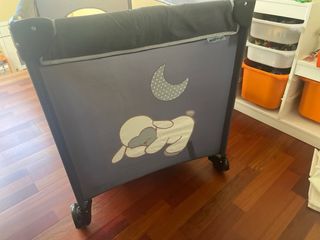 Cuna de viaje dos alturas. Incluye colchón
