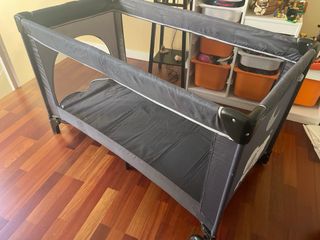Cuna de viaje dos alturas. Incluye colchón