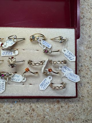 Expositor antiguo con 24 sortijas chapadas