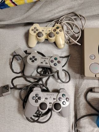 PlayStation con mandos y juego