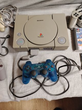 PlayStation con mandos y juego
