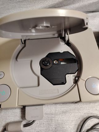 PlayStation con mandos y juego