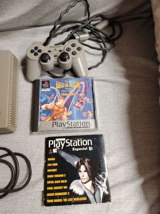 PlayStation con mandos y juego
