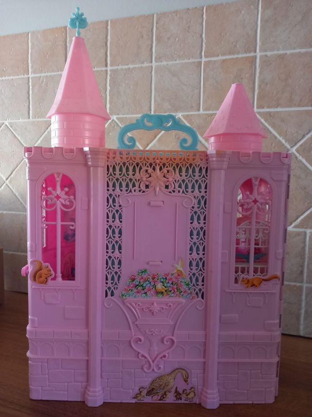 Castello Barbie lago dei cigni