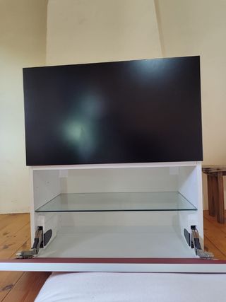 Mueble de colgar con estante de cristal