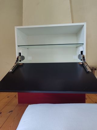 Mueble de colgar con estante de cristal