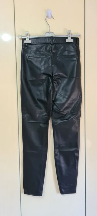 Pantalón tipo Leggins cuero Zara