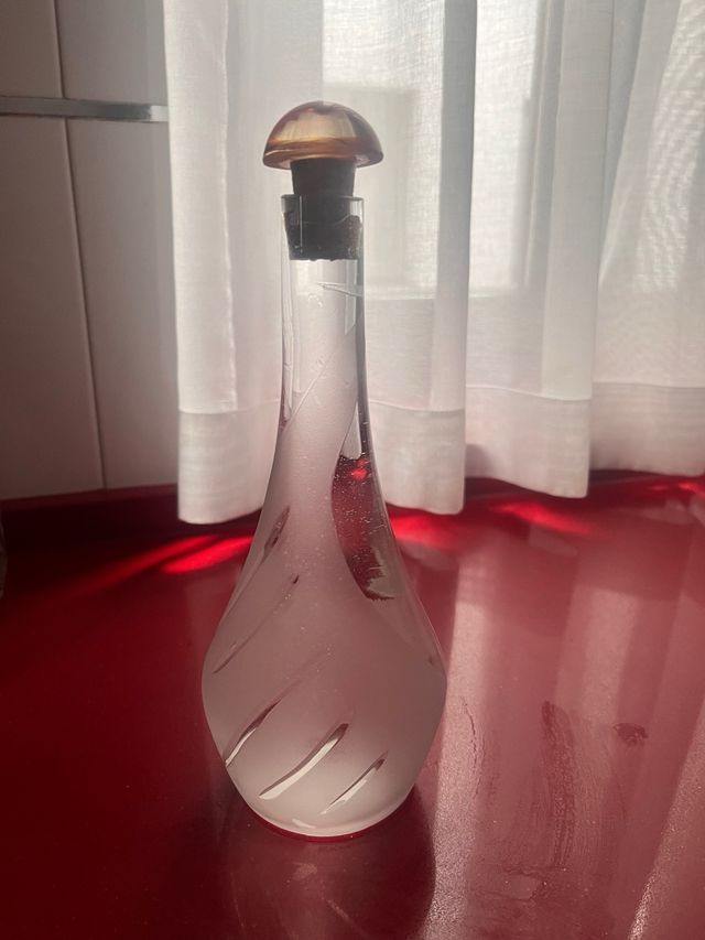 Botella de cristal con tapon de metacrilato