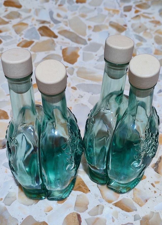 Bottiglie in vetro smerigliato e decorato 