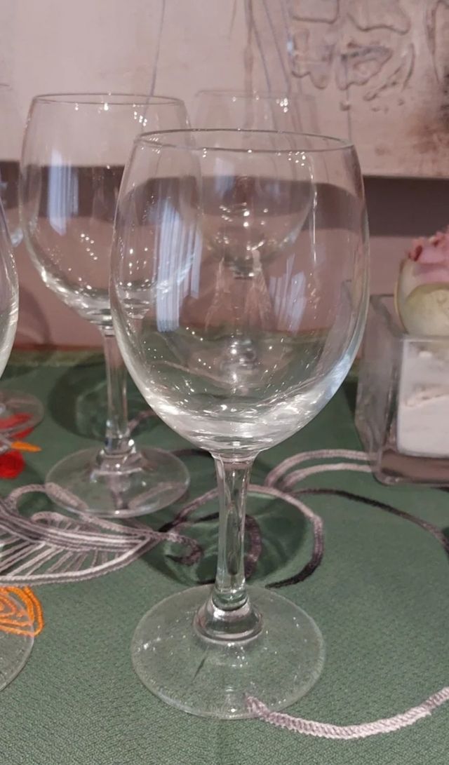 COPAS VINO A ESTRENAR