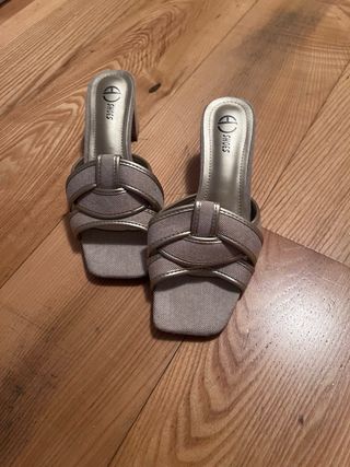 Sandalias beige y doradas talla 39