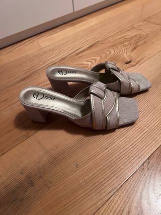 Sandalias beige y doradas talla 39