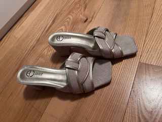 Sandalias beige y doradas talla 39