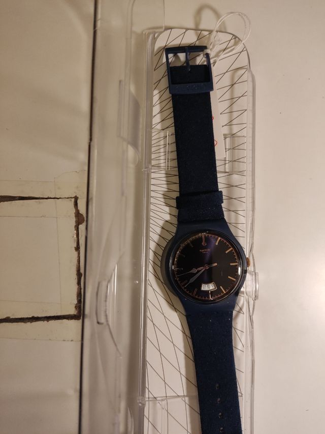 Reloj marca Swatch diámetro 42 mm.