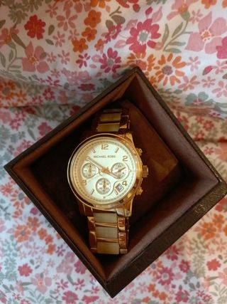 Reloj dorado