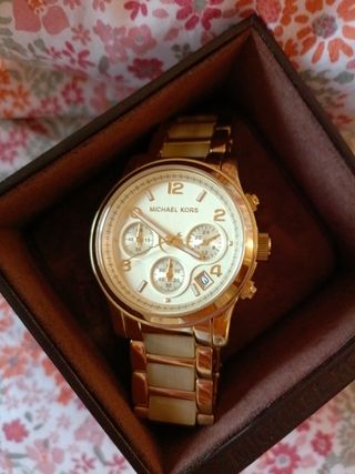 Reloj dorado