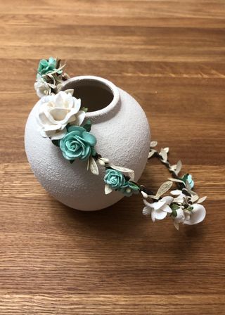 Corona de flores verde menta y blanca