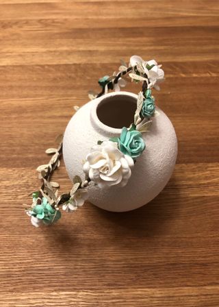 Corona de flores verde menta y blanca