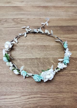 Corona de flores verde menta y blanca