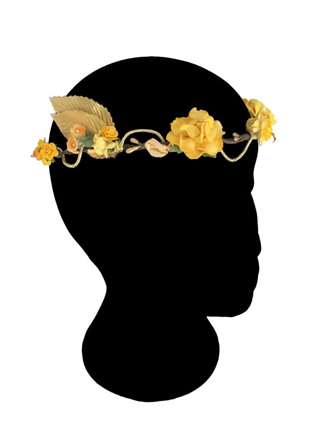 Corona de flores amarilla y dorada