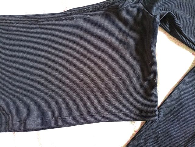 Top negro con hombros al aire