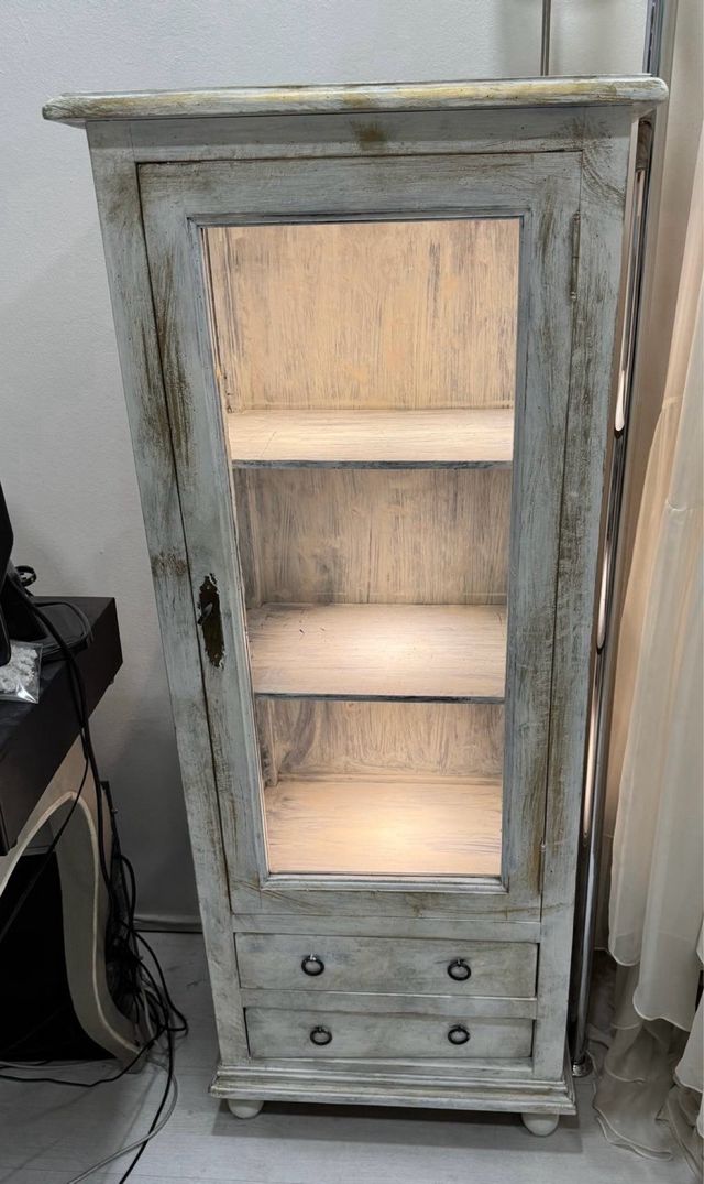 Mueble vitrina provenzal iluminado