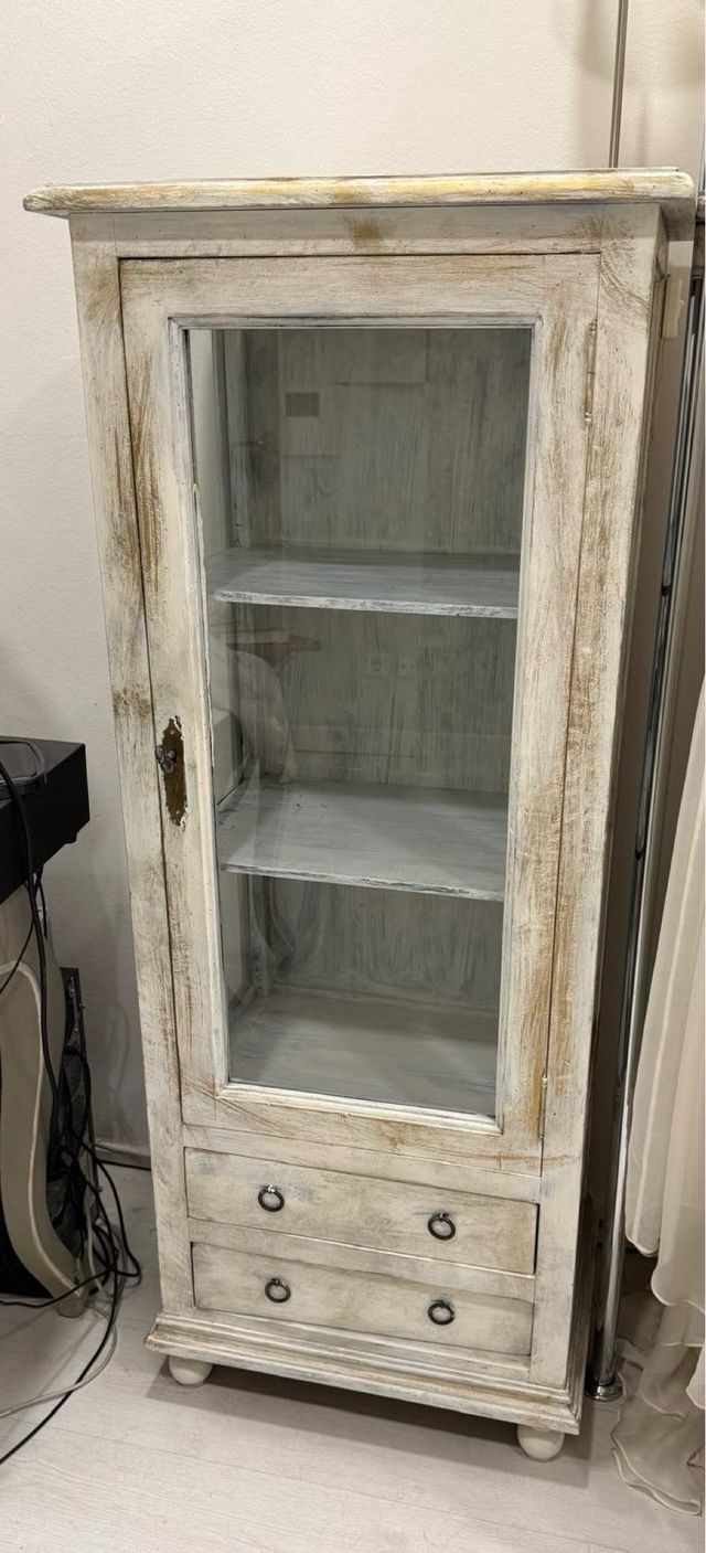 Mueble vitrina provenzal iluminado