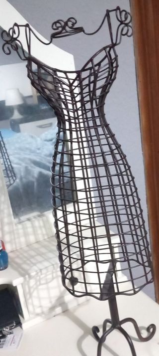 Joyero en forma de vestido 