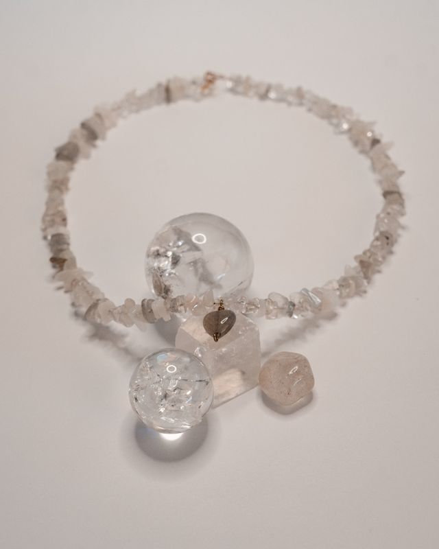 Collana con cristalli bianchi e cuore