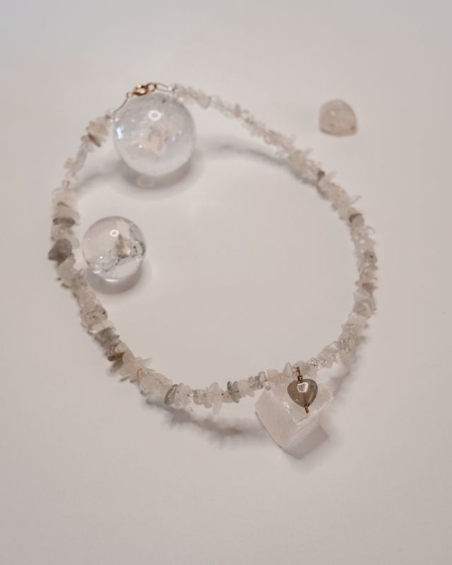 Collana con cristalli bianchi e cuore