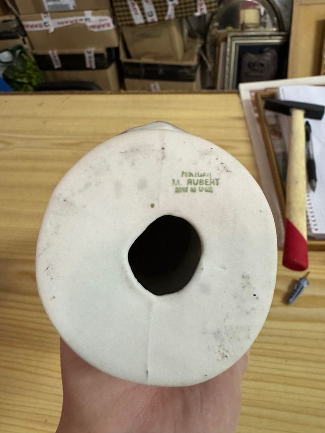 Figura porcelana de joven con flor