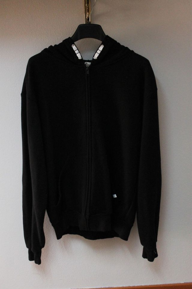 Felpa nera con cappuccio