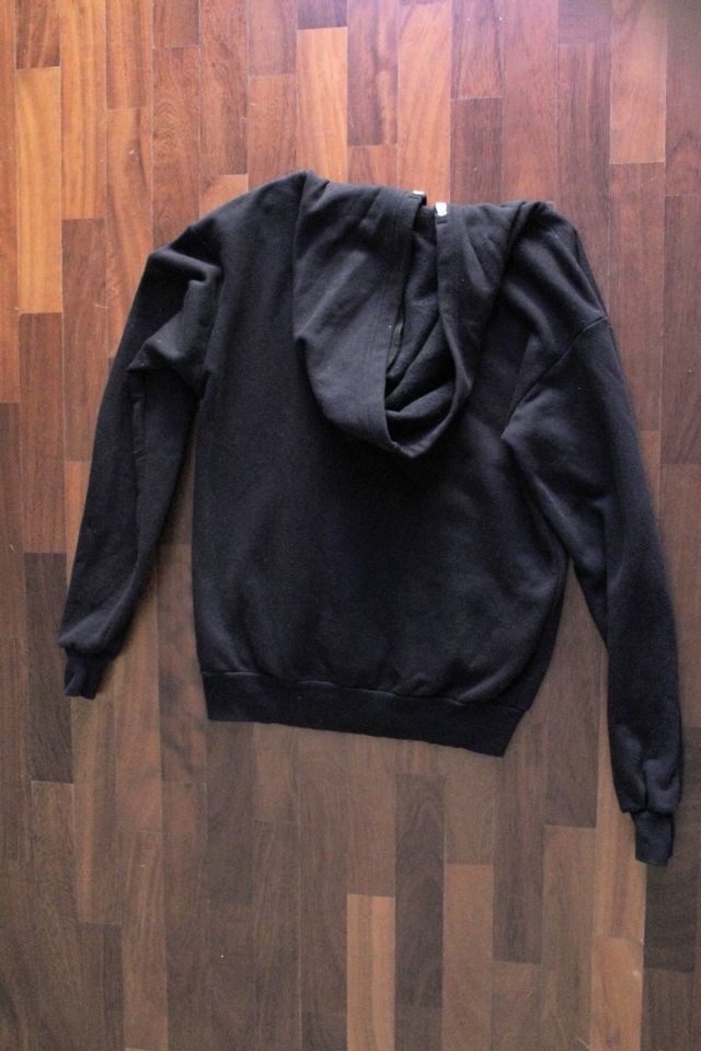 Felpa nera con cappuccio