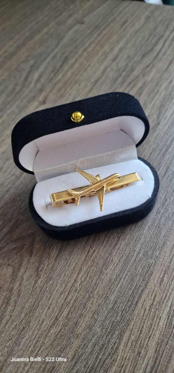 Pisacorbata avión bañado en oro 22k