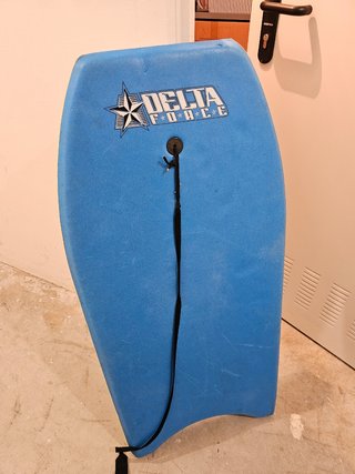 Tabla de surf y tienda para la playa.