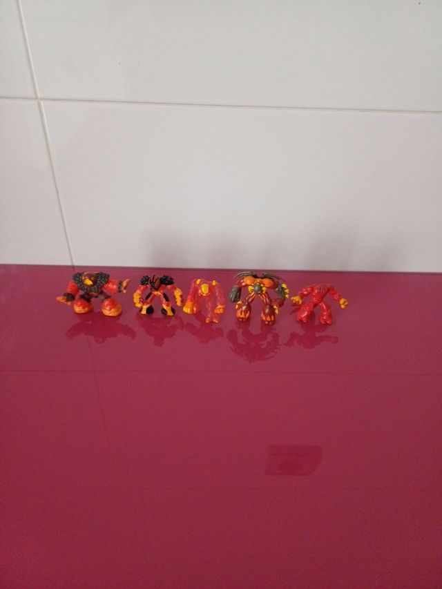 5 figuritas de gormiti