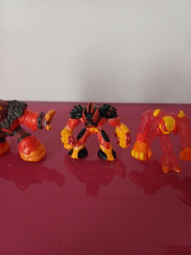 5 figuritas de gormiti
