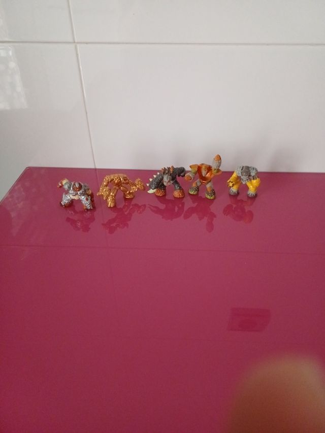 5 figuritas de gormiti