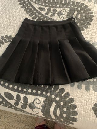 Falda con pliegues negro corto con etiquta