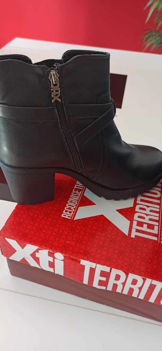 Botines negros tacón XTI