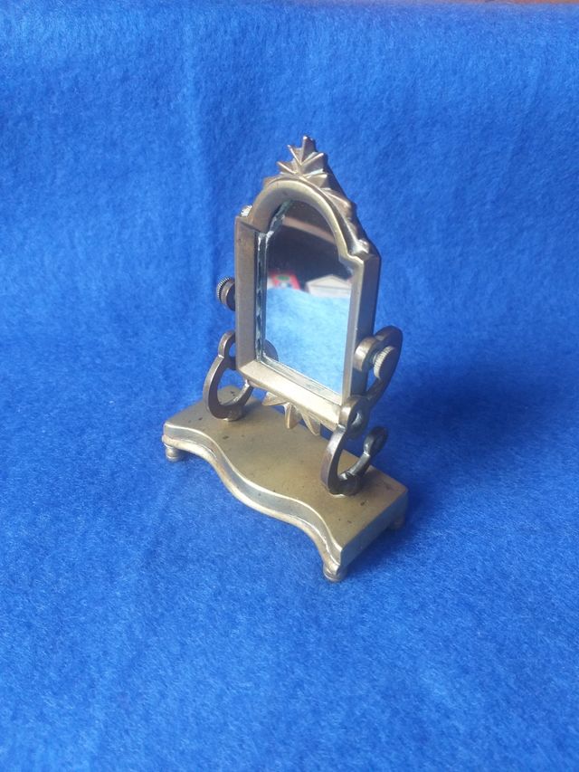 PEQUEÑO ESPEJO TOCADOR 