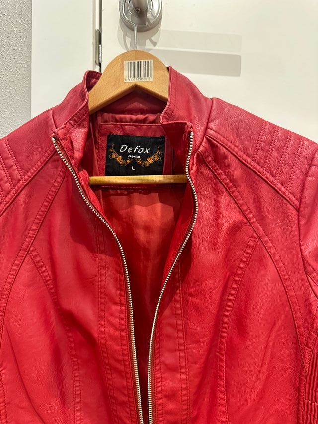 Cazadora de polipiel en color rojo