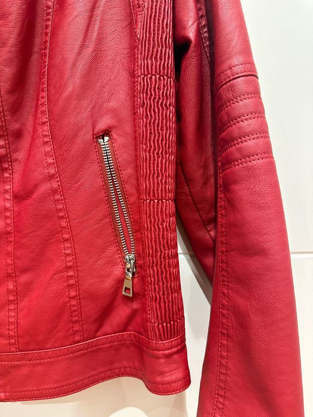 Cazadora de polipiel en color rojo