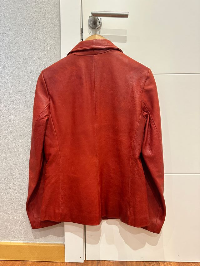 Chaqueta de piel en color rojo