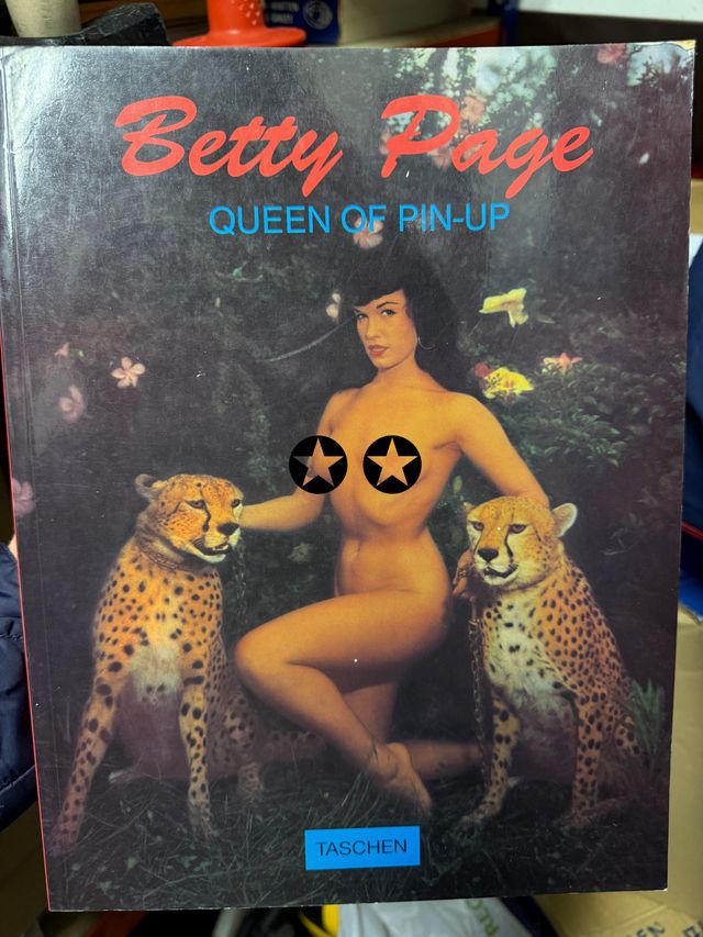 Betty Page: Queen of Pin-Up