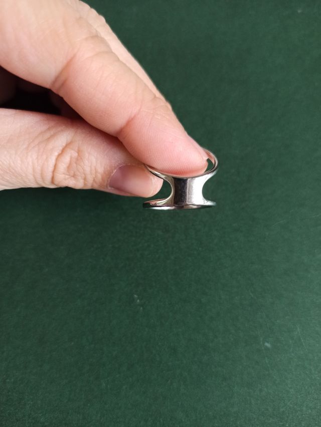 Anello in acciaio chirurgico