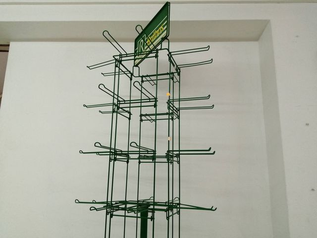 Expositor giratorio c/ruedas 56 ganchos abatibles