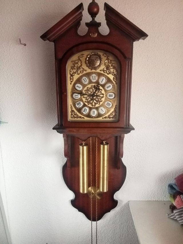 Relog de pared antiguo