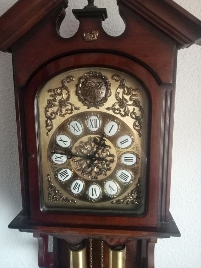 Relog de pared antiguo