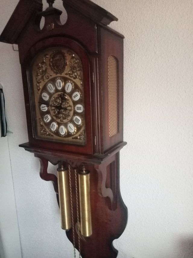 Relog de pared antiguo